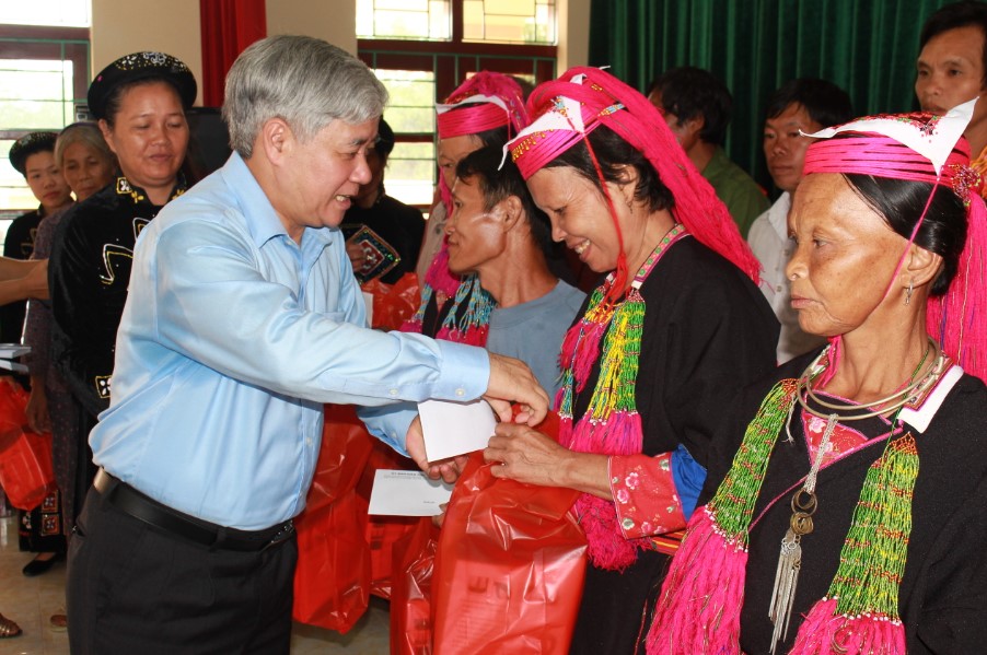 Bộ trưởng, Chủ nhiệm UBDT Đỗ Văn Chiến tặng quà cho bà con dân tộc thiểu số xã ĐBKK Hà Lâu (Tiên Yên)