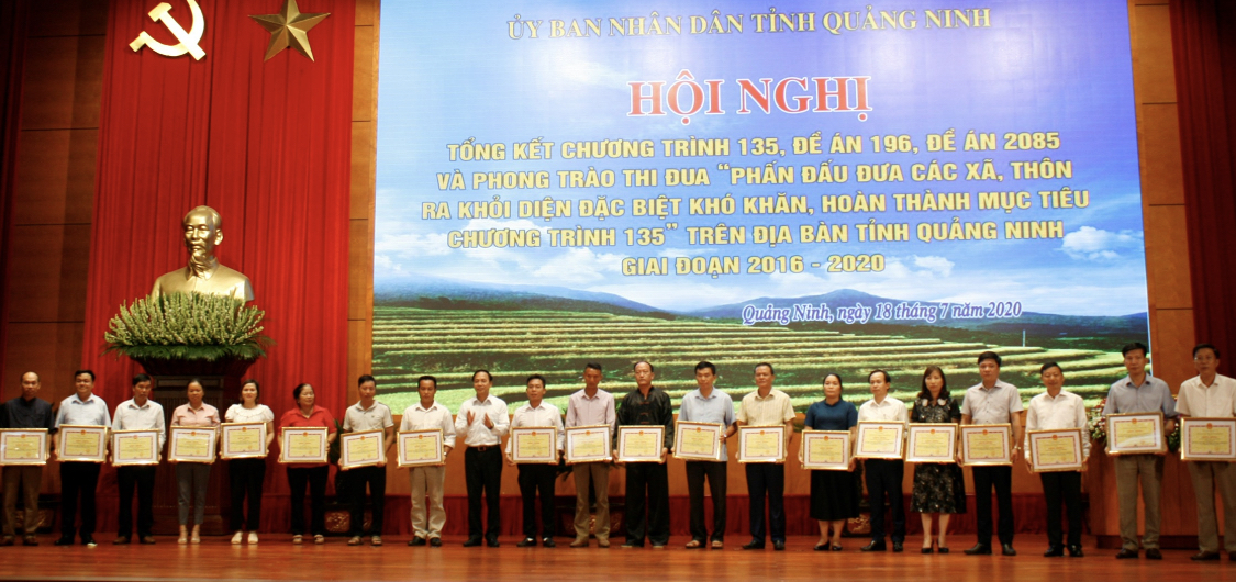 Đại diện các tập thể được nhận Bằng khen của Chủ tịch UBND tỉnh Quảng Ninh