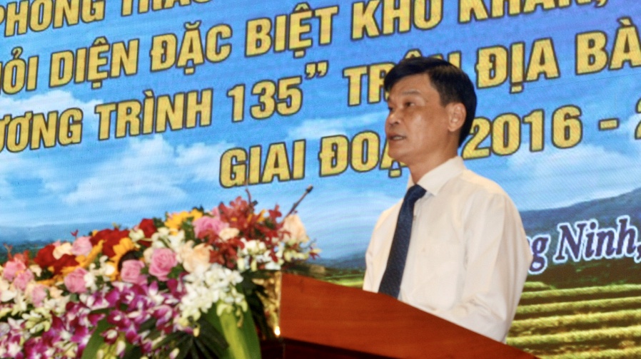 Ông Vũ Kiên Cường, Trưởng Ban Dân tộc tỉnh Quảng Ninh báo cáo tại Hội nghị