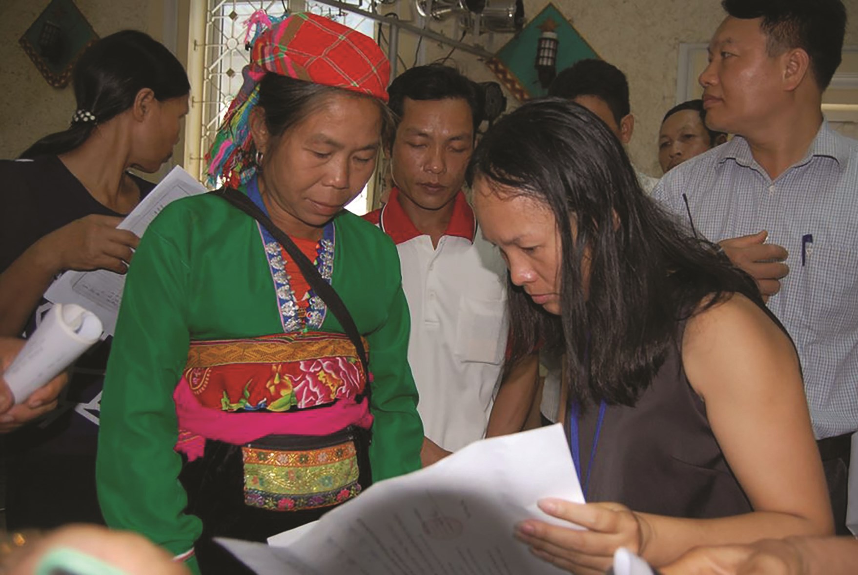 Chị Ngô Thị Thúy Hằng (bên phải) trong một lần về Lạc Sơn, Hòa Bình hướng dẫn các thân nhân gia đình liệt sĩ kết nối thông tin.
