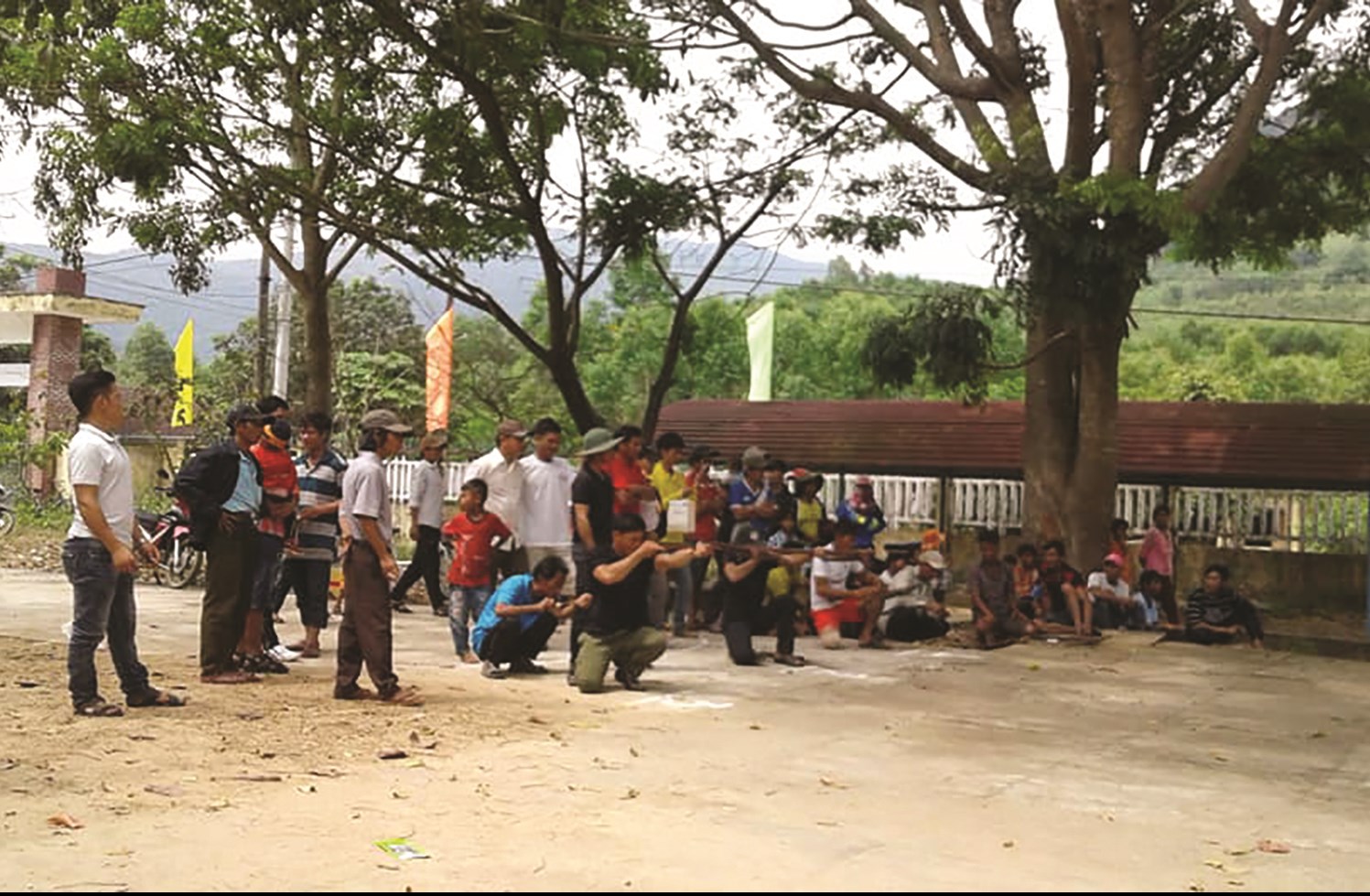 Cuộc thi bắn nỏ ngày 26/6/2020 tại xã Vĩnh An, Tây Sơn, Bình Định. (Ảnh: Đinh Thép là huấn luyện viên cho đội bắn nỏ của huyện)