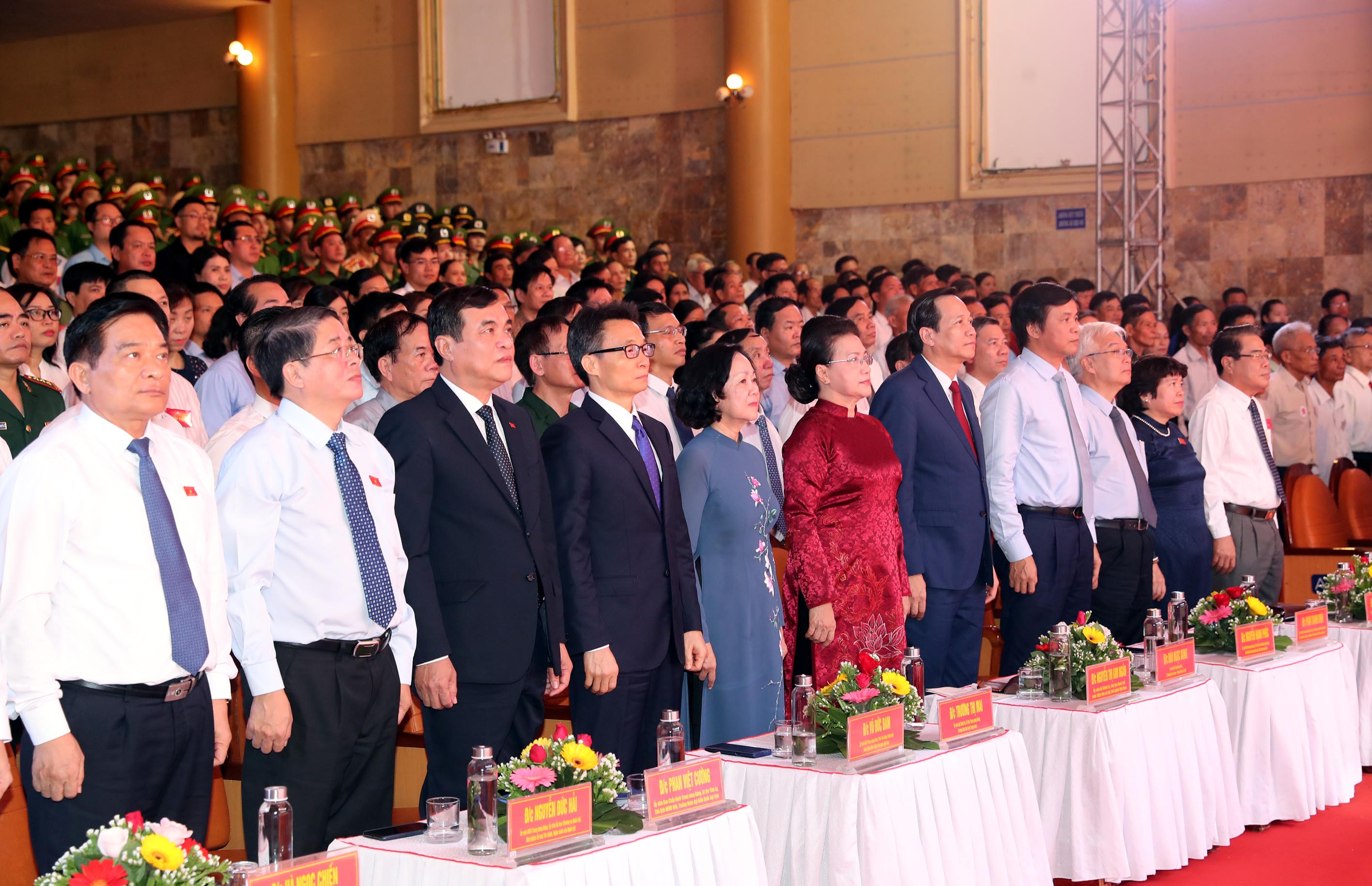 Chủ tịch Quốc hội Nguyễn Thị Kim Ngân và các đại biểu thực hiện nghi thức chào cờ (Ảnh: TTXVN)