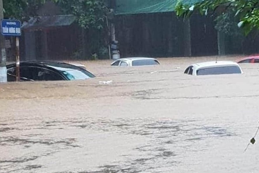 Mưa lũ khiến hàng loạt ôtô trên đường phố Hà Giang bị chìm trong biển nước. Ảnh: Nguyễn Quân.