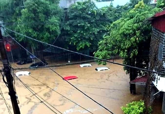 Mưa lũ tại Hà Giang: Hàng loạt ôtô chìm trong biển nước trên đường phố 5