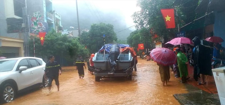 Mưa lũ tại Hà Giang: Hàng loạt ôtô chìm trong biển nước trên đường phố 6