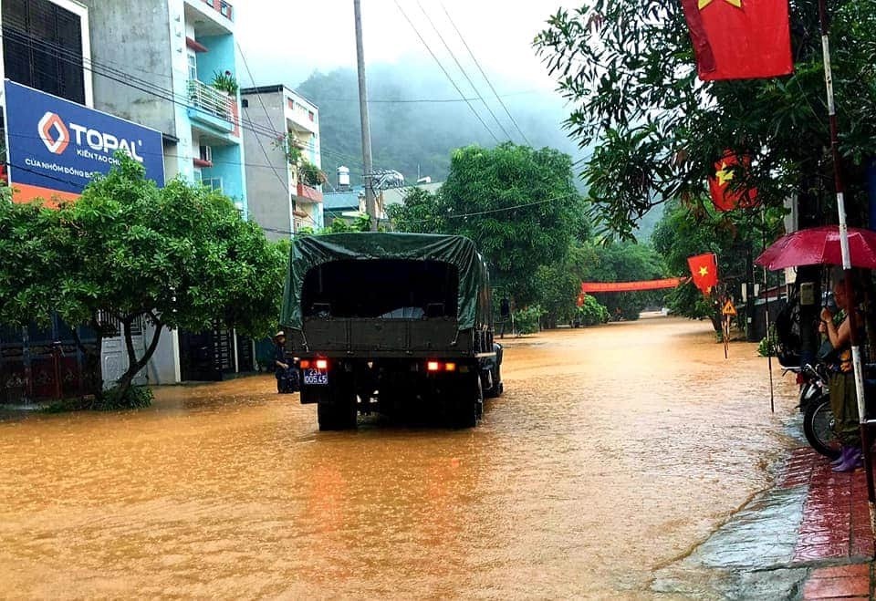Mưa lũ tại Hà Giang: Hàng loạt ôtô chìm trong biển nước trên đường phố 7