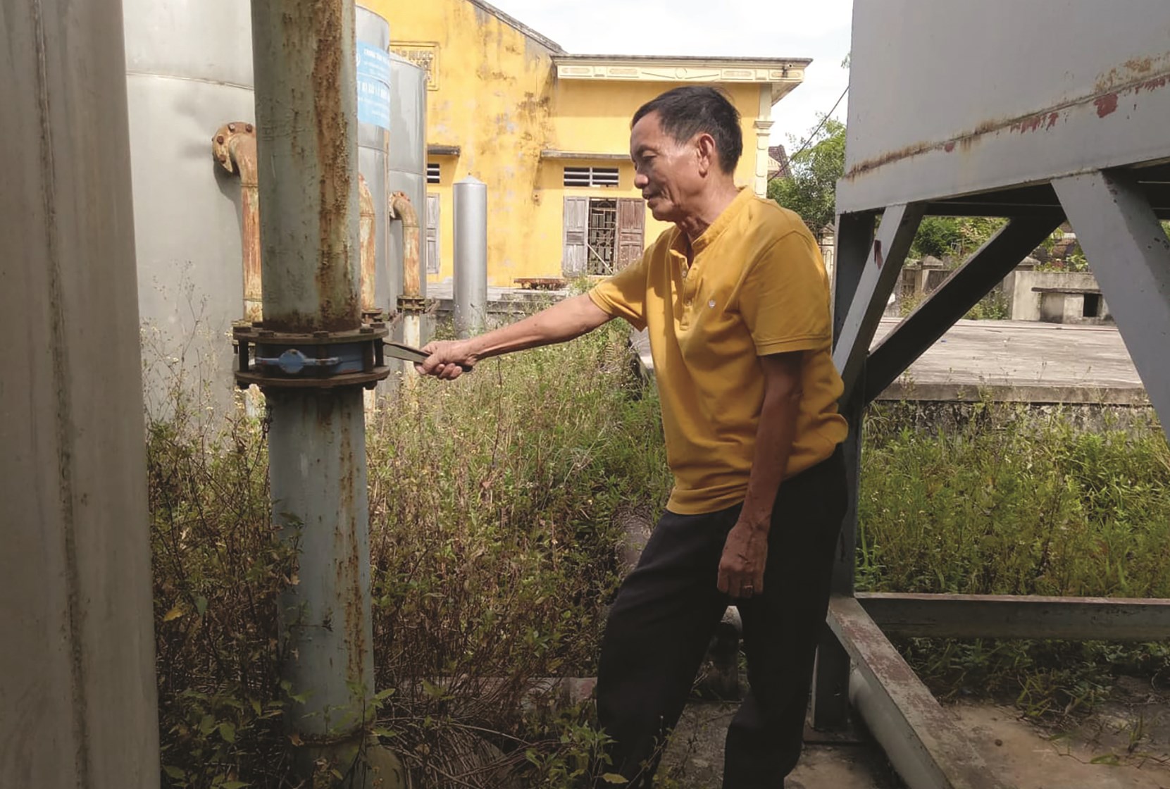 Ông Trần Quốc Ngọc, người được chính quyền xã giao nhiệm vụ trông coi Nhà máy nước cho rằng, nếu Nhà máy không được đầu tư sửa chữa sẽ rất lãng phí tiền của
