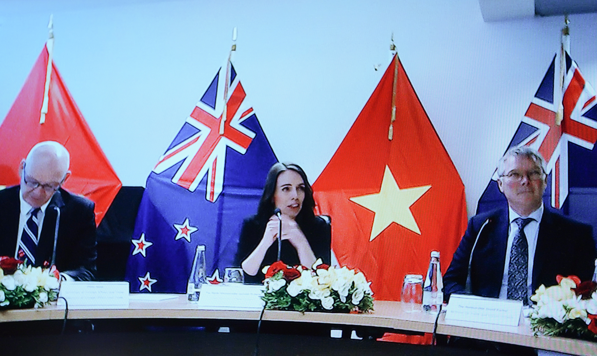 Thủ tướng New Zealand Jacinda Ardern và một số thành viên Chính phủ tại đầu cầu Wellington. Ảnh: VGP/Quang Hiếu