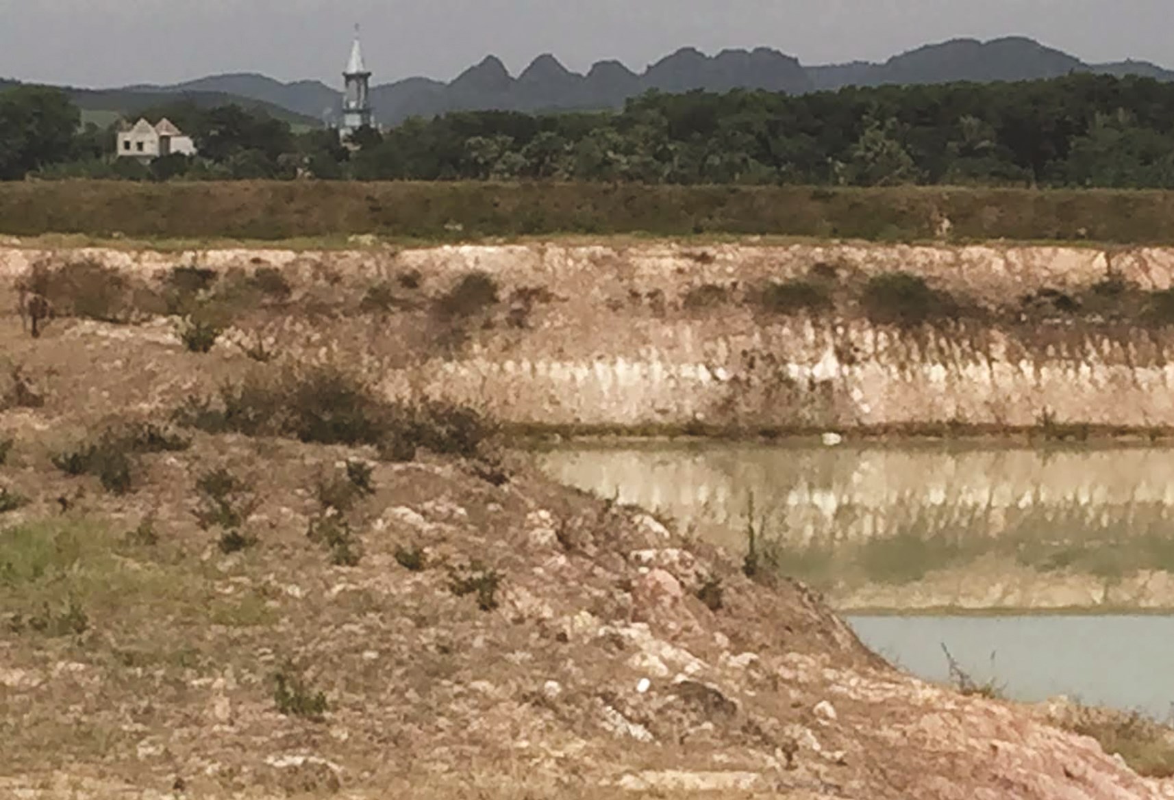 Dự án xây dựng Nhà máy nước Thăng Thọ vẫn chỉ là vùng đất bị đào nham nhở rồi bỏ hoang