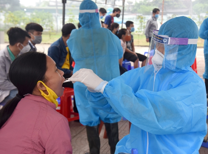  Cán bộ Trung tâm CDC Nghệ An lấy mẫu bệnh phẩm để xét nghiệm khi tỉnh này có gần 2000 người trở về từ Đà Nẵng tự cách ly tại nhà. (Ảnh: TL)