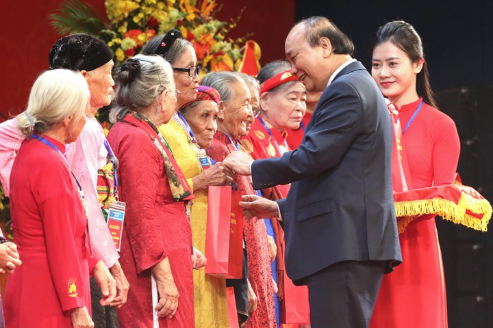 Thủ tướng gặp mặt 300 đại biểu Mẹ Việt Nam Anh hùng toàn quốc