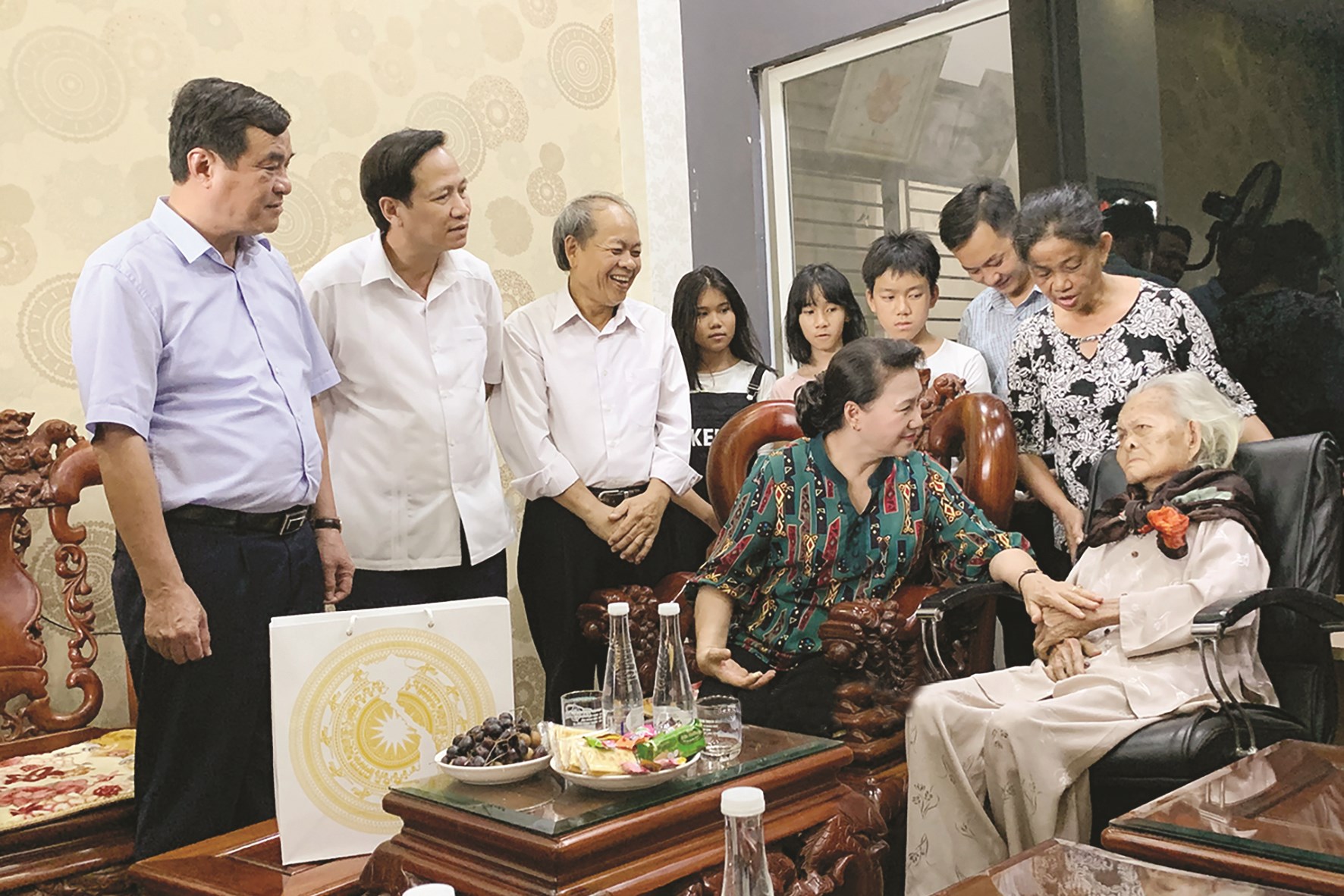 Chủ tịch Quốc hội Nguyễn Thị Kim Ngân thăm hỏi Mẹ Việt Nam Anh hùng Trần Thị Âm, tỉnh Quảng Nam (ngày 20/7/2020). 