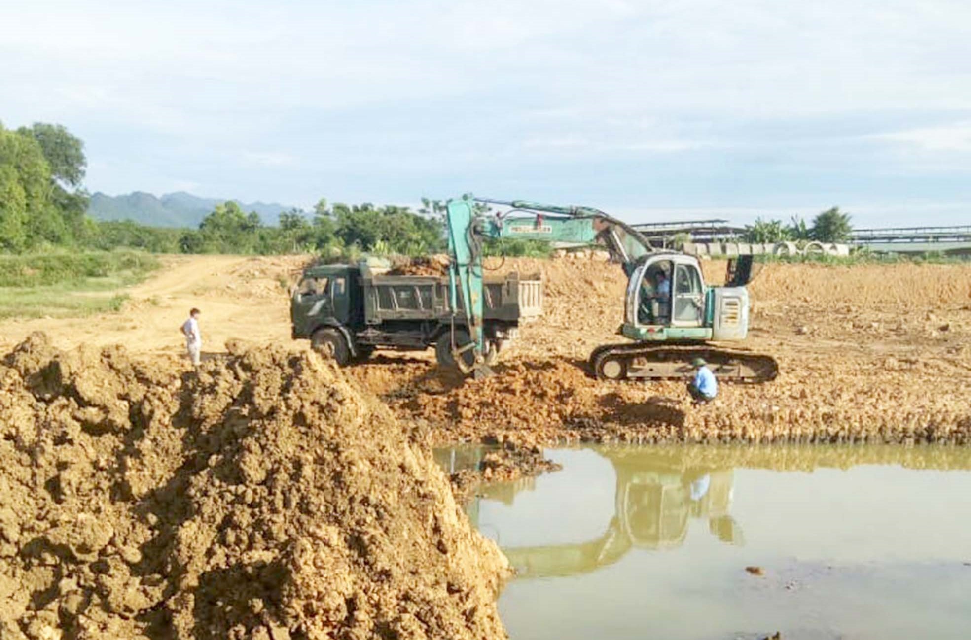 Người dân phản ánh, Công ty Yên Phú đang đào đất để bán cho các hộ dân