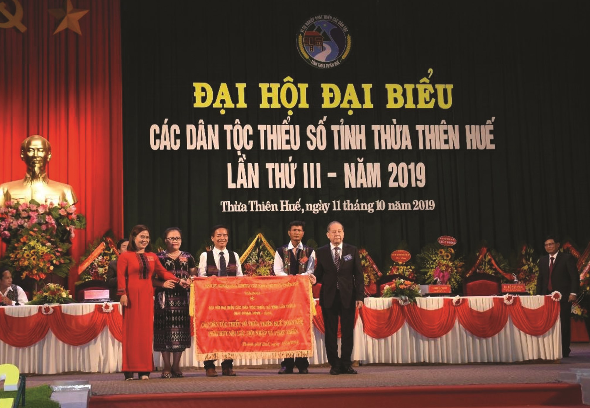 Ông Phan Ngọc Thọ, Chủ tịch UBND tỉnh Thừa Thiên - Huế (ngoài cùng, bên phải), tặng bức trướng của Ủy ban MTTQ tỉnh cho Ban Dân tộc tỉnh tại Đại hội Đại biểu các DTTS tỉnh Thừa Thiên - Huế lần thứ III năm 2019.