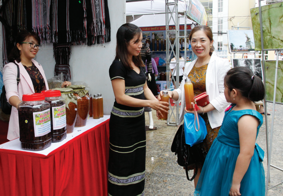 Các gian hàng đặc sản miền núi tại chợ phiên thu hút được nhiều du khách