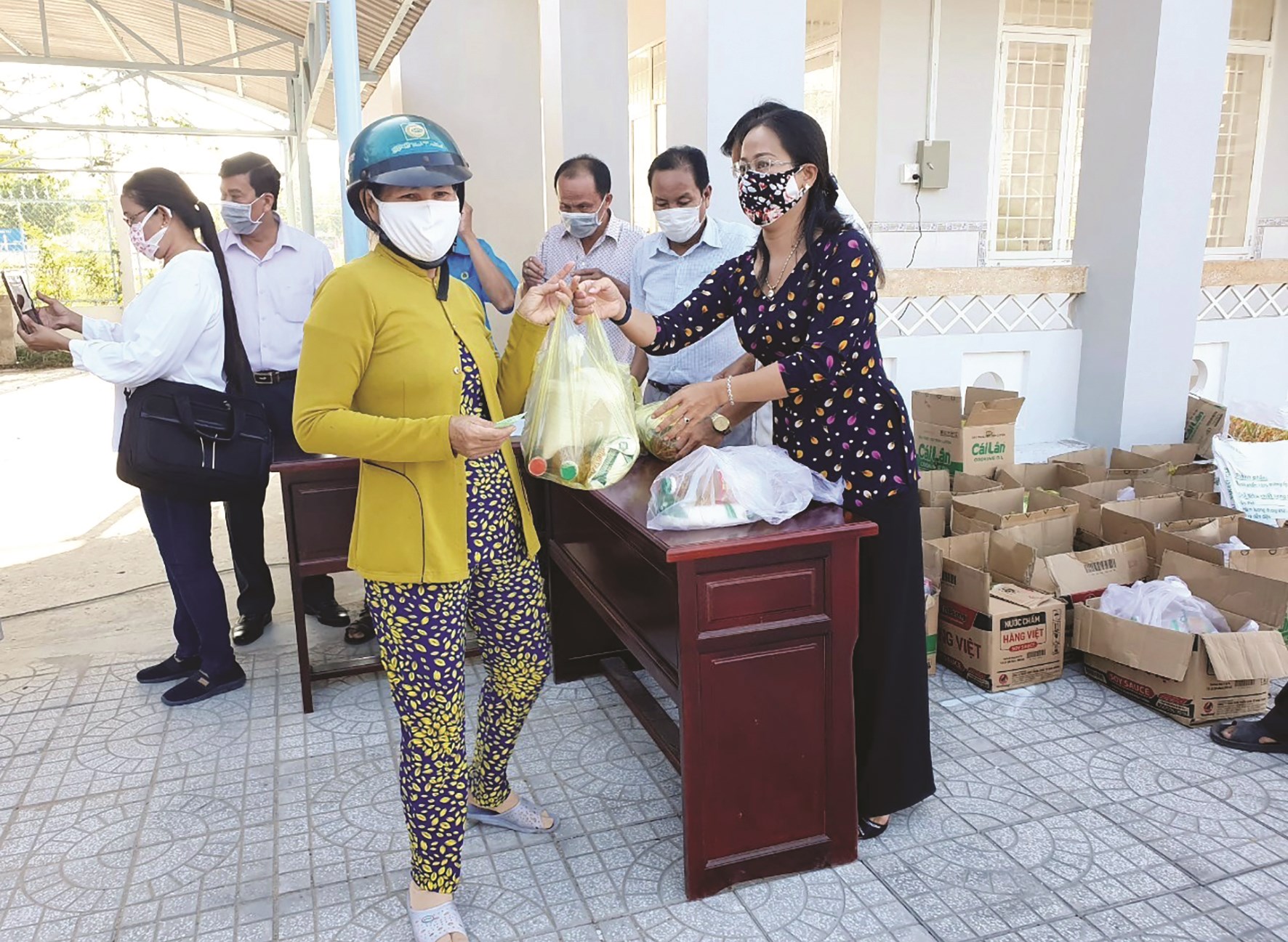 Bà Nguyễn Thị Tuyết Loan, Chủ tịch Hội LHPN tỉnh Hậu Giang trao nhu yếu phẩm giúp hộ nghèo phòng, chống dịch Covid-19.