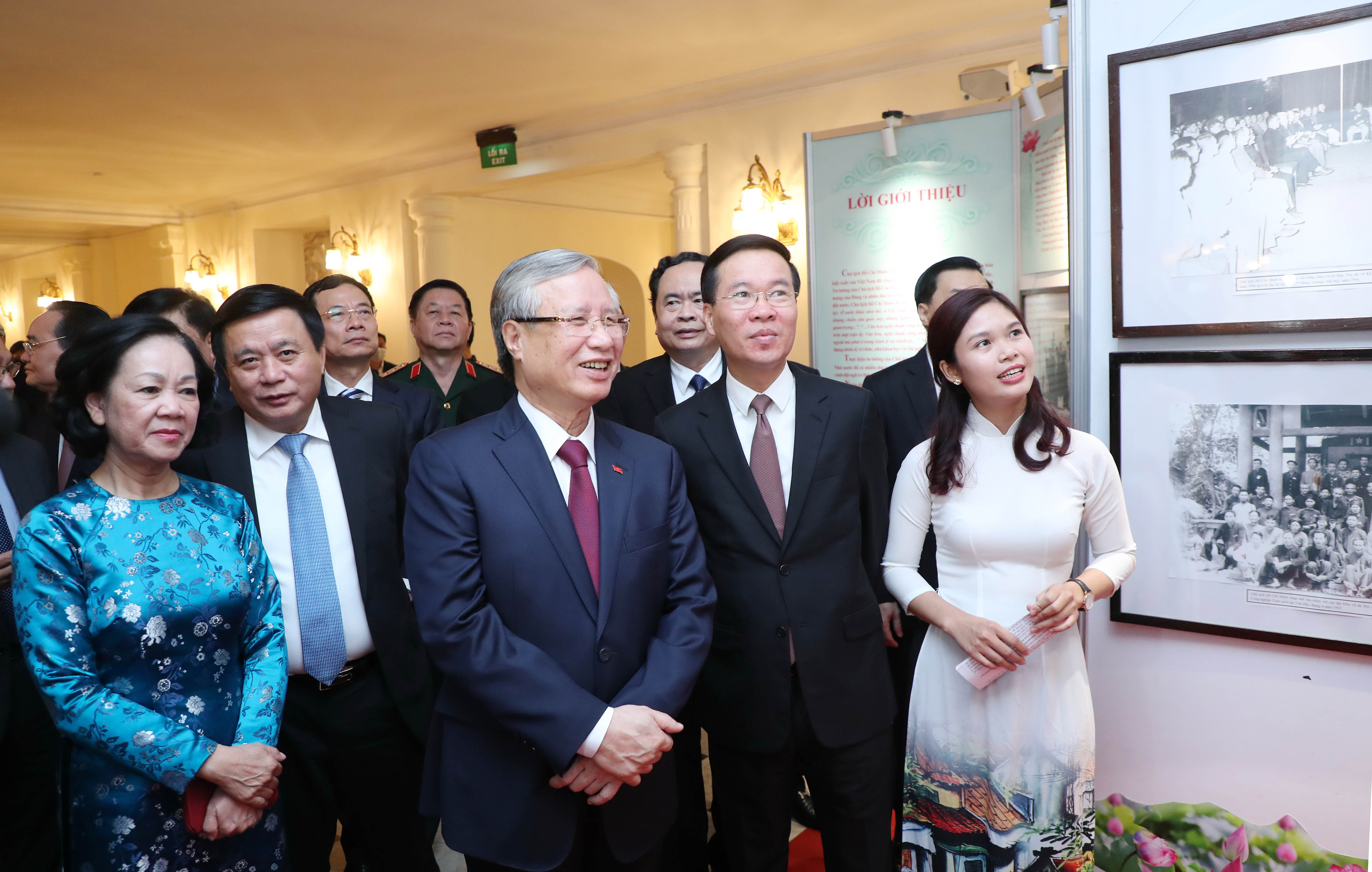 Các đồng chí lãnh đạo Đảng, Nhà nước thăm trưng bày ảnh Chủ tịch Hồ Chí Minh và đội ngũ trí thức, nhà khoa học, văn nghệ sỹ. Ảnh: VGP