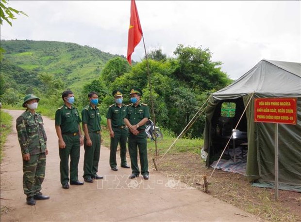 Đại tá Trần Nam Trung (ngoài cùng, bên phải), Chỉ huy trưởng Bộ đội Biên phòng tỉnh Điện Biên kiểm tra chốt phòng dịch khu vực mốc 36 tuyến biên giới Việt- Lào, Đồn biên phòng Na Cô Sa. Ảnh: Xuân Tiến-TTXVN 