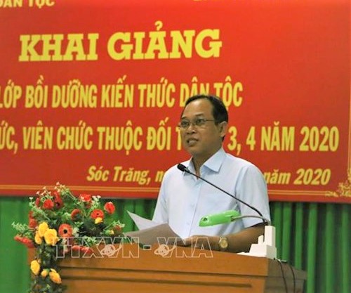 Ông Lâm Sách, Trưởng Ban dân tộc tỉnh Sóc Trăng, phát biểu tại lễ khai giảng. Ảnh: Chanh Đa - TTXVN