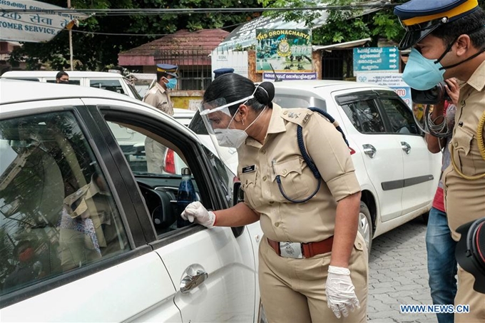 Cảnh sát kiểm tra việc thực hiện các biện pháp phòng ngừa COVID-19 của người tham gia giao thông tại Kochi, Ấn Độ, ngày 3/8/2020. (Ảnh: Xinhua)