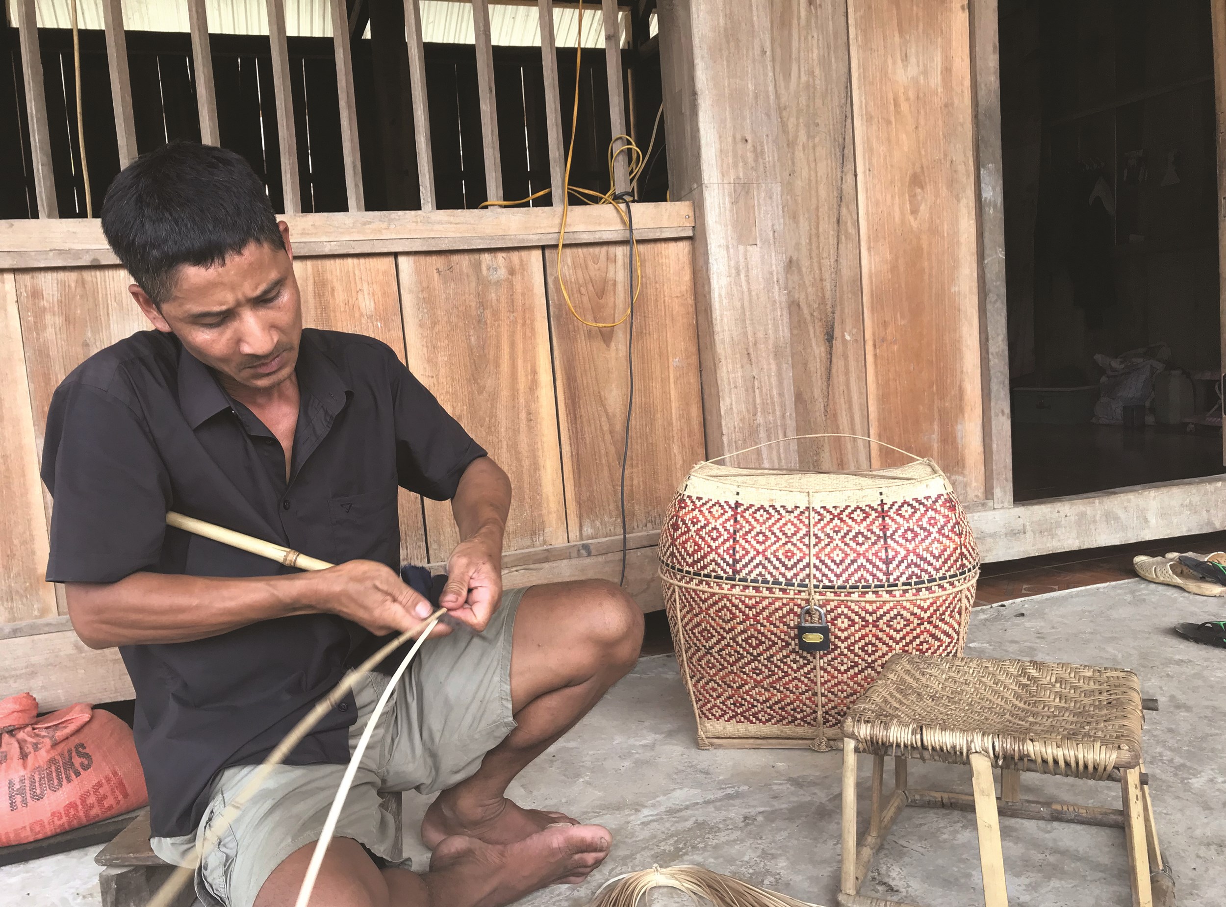 Phó bản Lò Văn Thái là một trong nhiều người ở Táng Ngá còn duy trì nghề đan lát truyền thống.