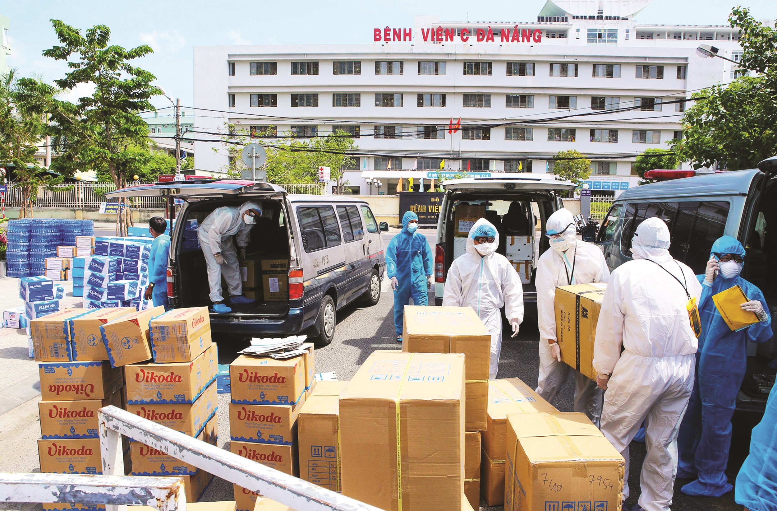 Nhiều hàng hóa thiết yếu được các tổ chức, cá nhân chuyển đến hỗ trợ nhân viên y tế và bệnh nhân đang được cách ly tại Bệnh viện C Đà Nẵng