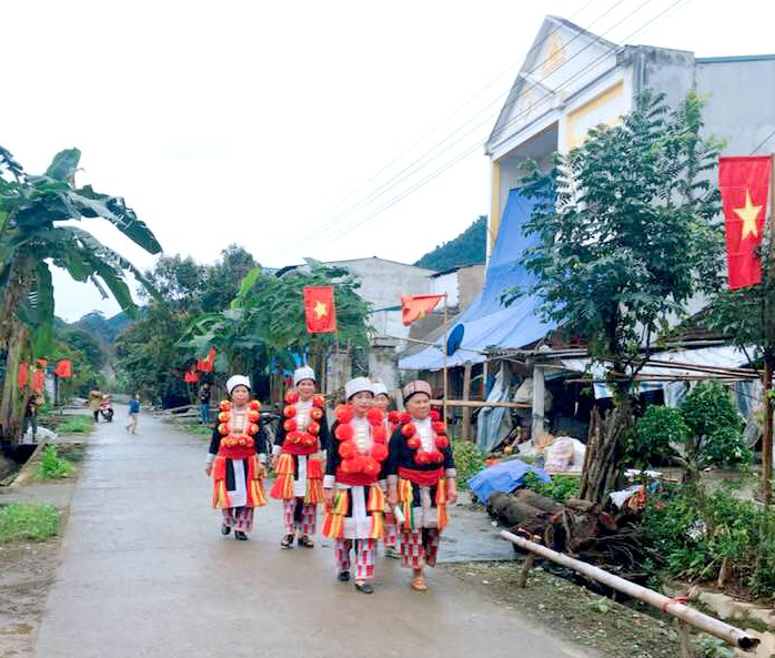 Sự đổi thay khu tái định cư cũng là đề tài để người dân nơi đây sáng tác Páo dung. Trong ảnh, khu tái định cư thôn Tân Quang (Yên Sơn) ngày càng khang trang, sạch đẹp.