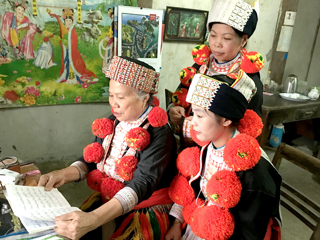 Bà La Thị Xuân, thôn Tân Quang, xã Hoàng Khai (Yên Sơn) dạy con, cháu hát Páo dung.