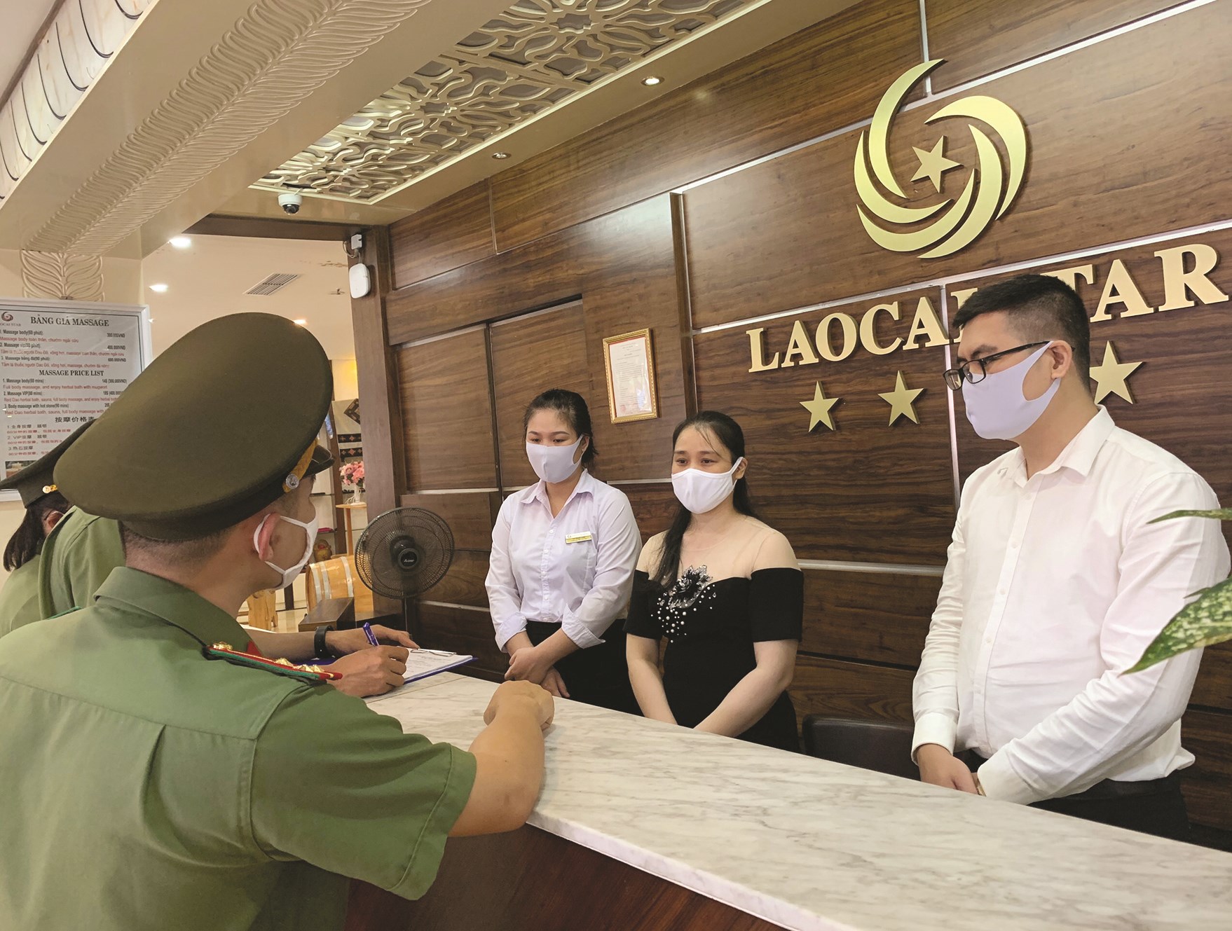 Lực lượng Công an tỉnh Lào Cai tăng cường kiểm tra các khách sạn, nhà nghỉ, nhà trọ nắm bắt người lưu trú, nhập cảnh trái phép vào Việt Nam.