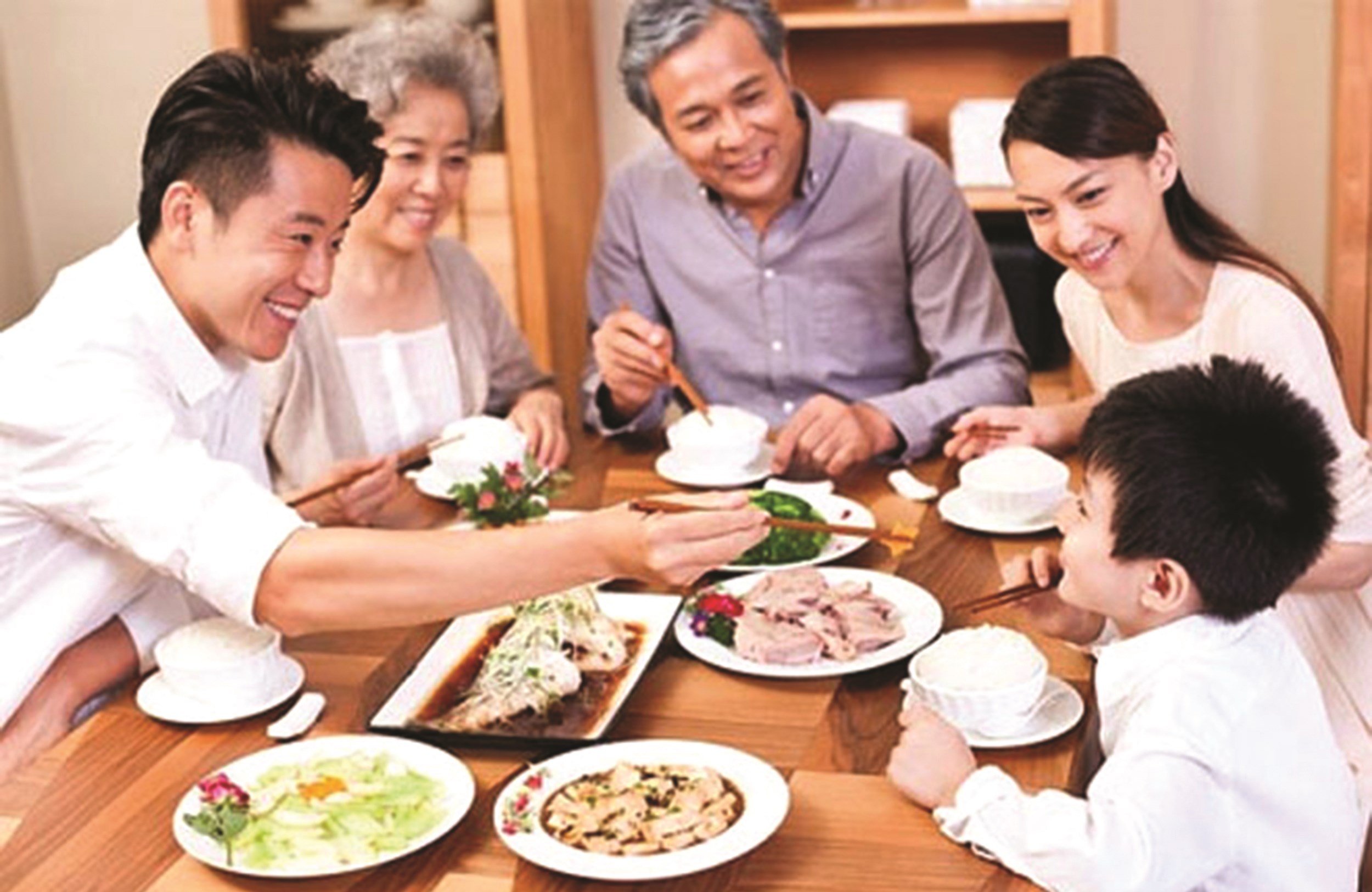 Văn hóa ứng xử trong bữa cơm gia đình | Báo Dân tộc và Phát triển