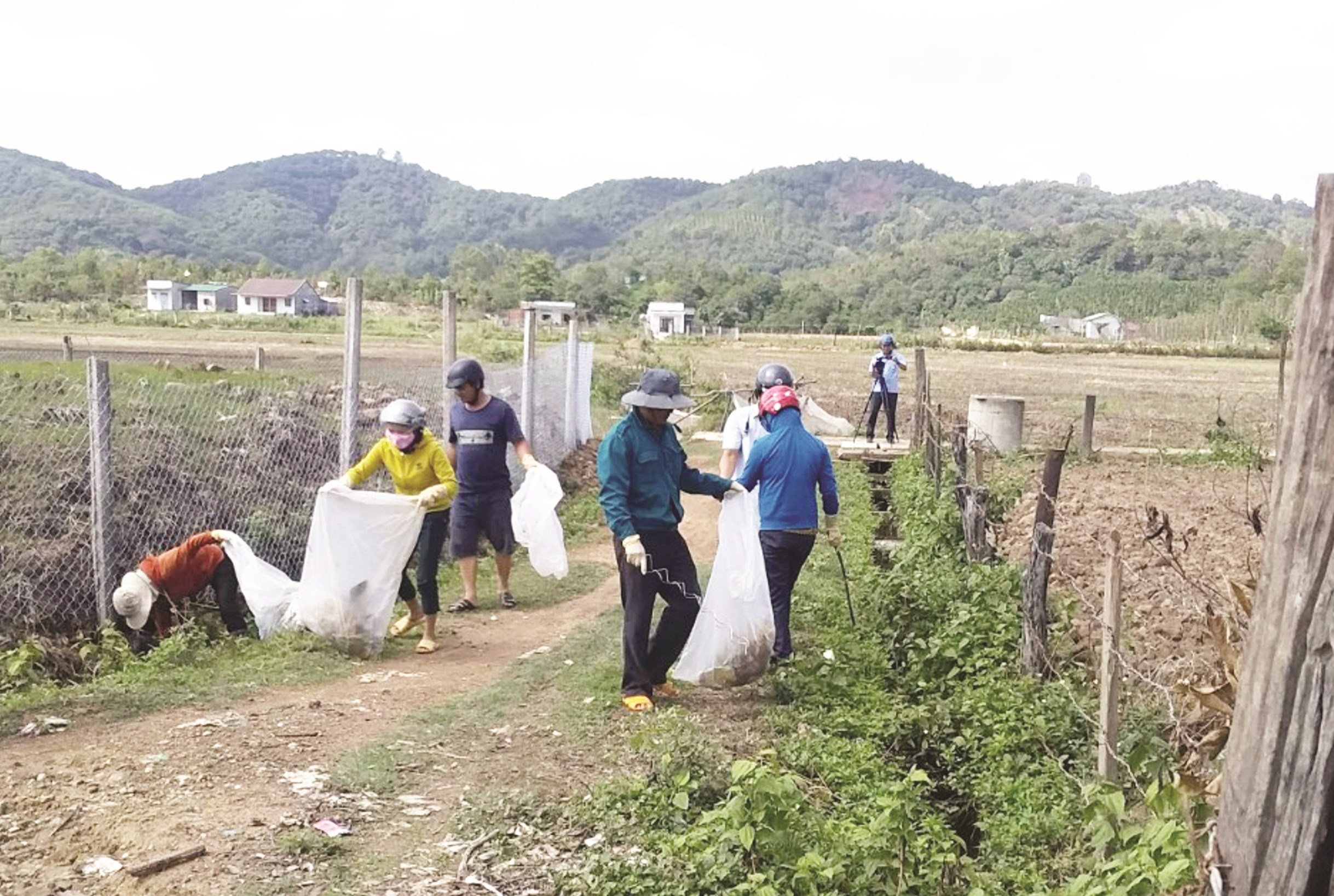 Hội viên Hội Nông dân xã Trúc Sơn tập trung thu gom rác theo định kỳ để xử lý