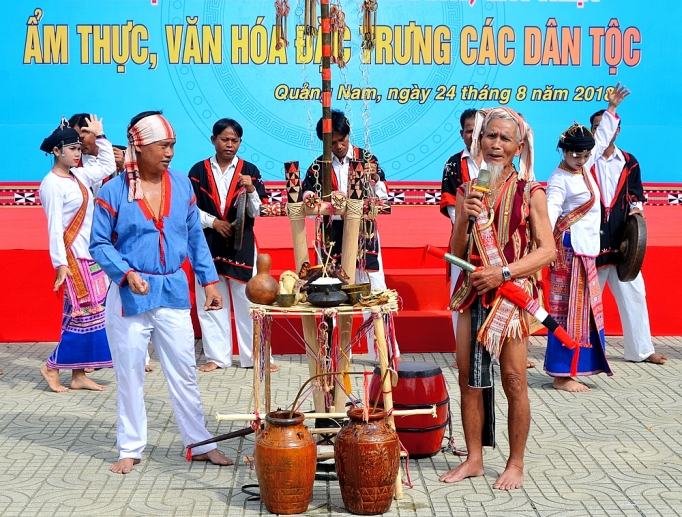 Nghệ nhân Lê Văn Ru (đứng bên phải, mang kiếm) trong lễ Mừng lúa mới (Quai Pthăi Brău) của người Chăm H’roi