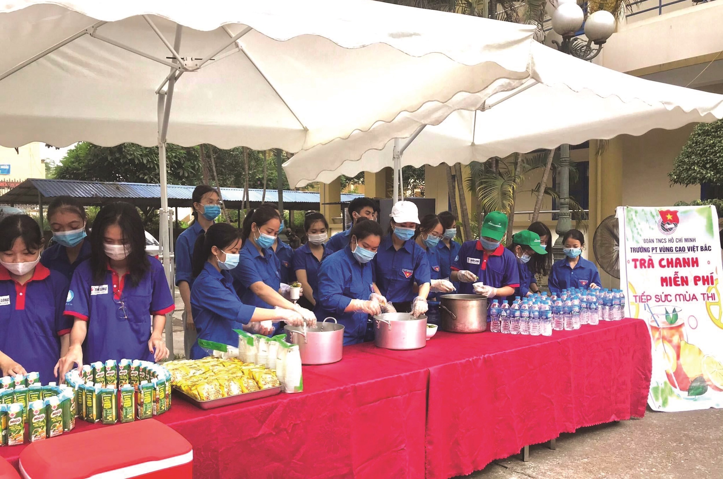 Đội sinh viên tình nguyện tiếp sức mùa thi Trường Phổ thông Vùng cao Việt Bắc (Thái Nguyên)