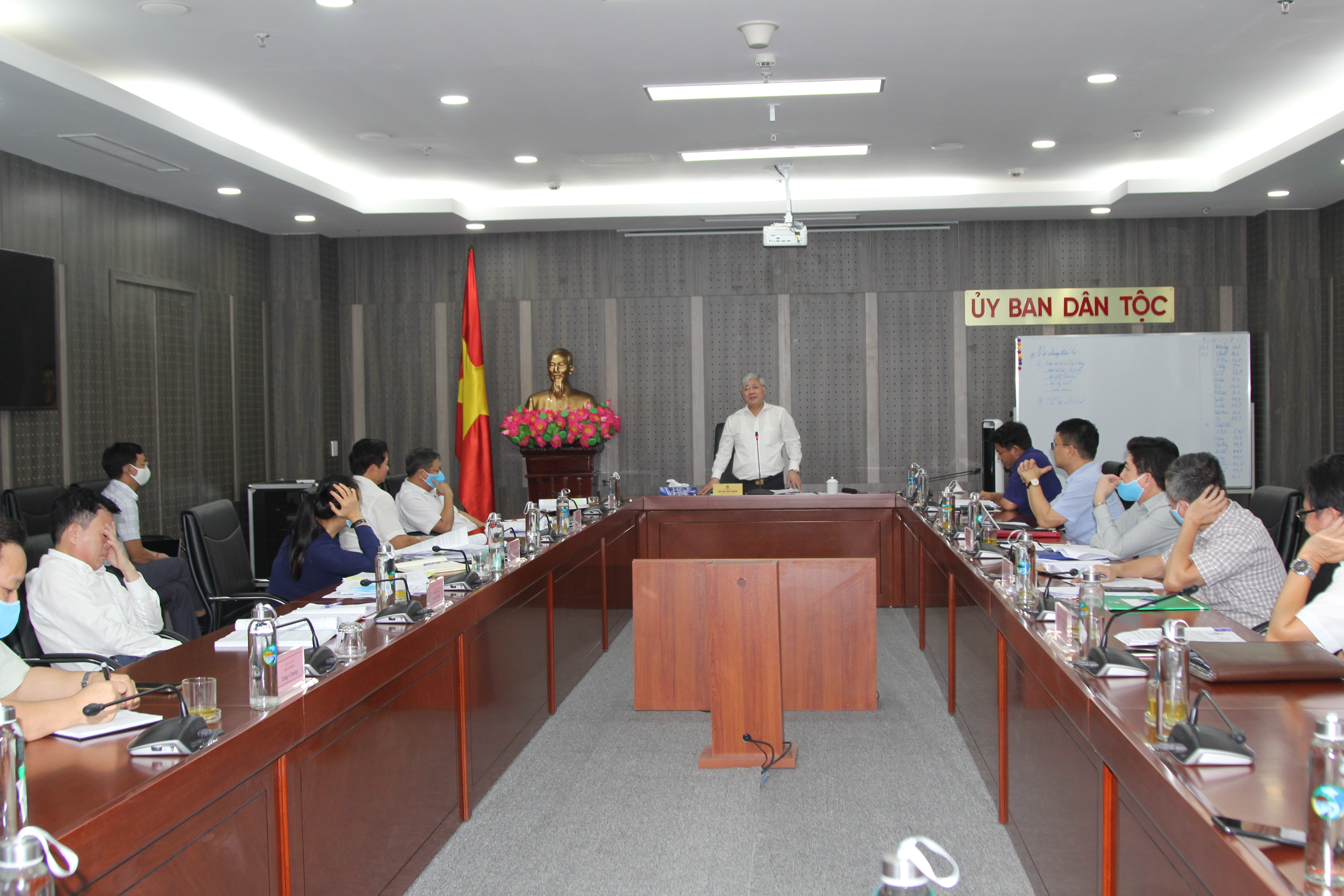 Bộ trưởng, Chủ nhiệm UBDT Đỗ Văn Chiến phát biểu chỉ đạo cuộc họp.