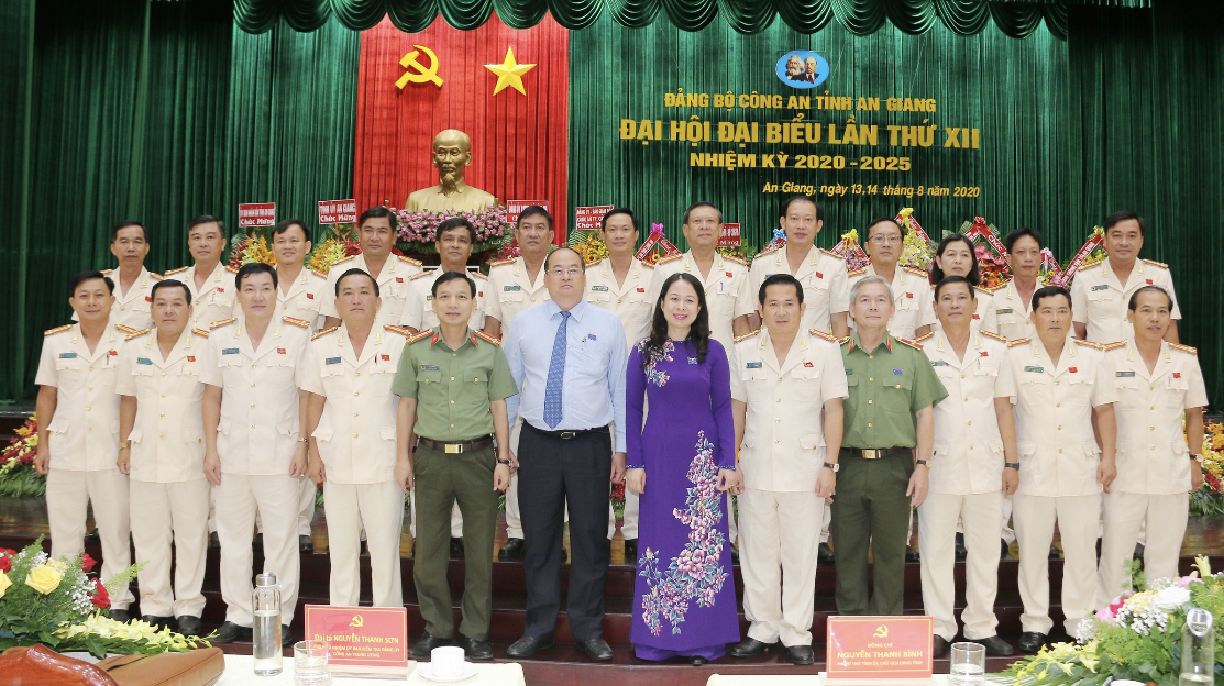 Lãnh đạo Tỉnh ủy, UBND tỉnh An Giang cùng các đại biểu và Ban Chấp hành Đảng bộ Công an tỉnh An Giang nhiệm kỳ 2020-2025.