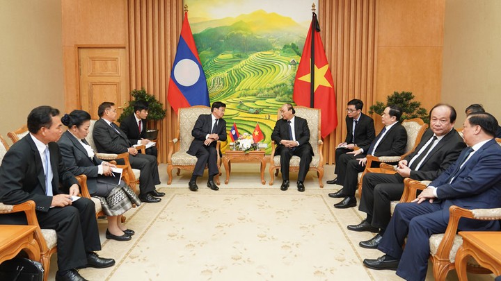 Thủ tướng Nguyễn Xuân Phúc tiếp Thủ tướng Lào Thongloun Sisoulith. Ảnh: VGP/Quang Hiếu
