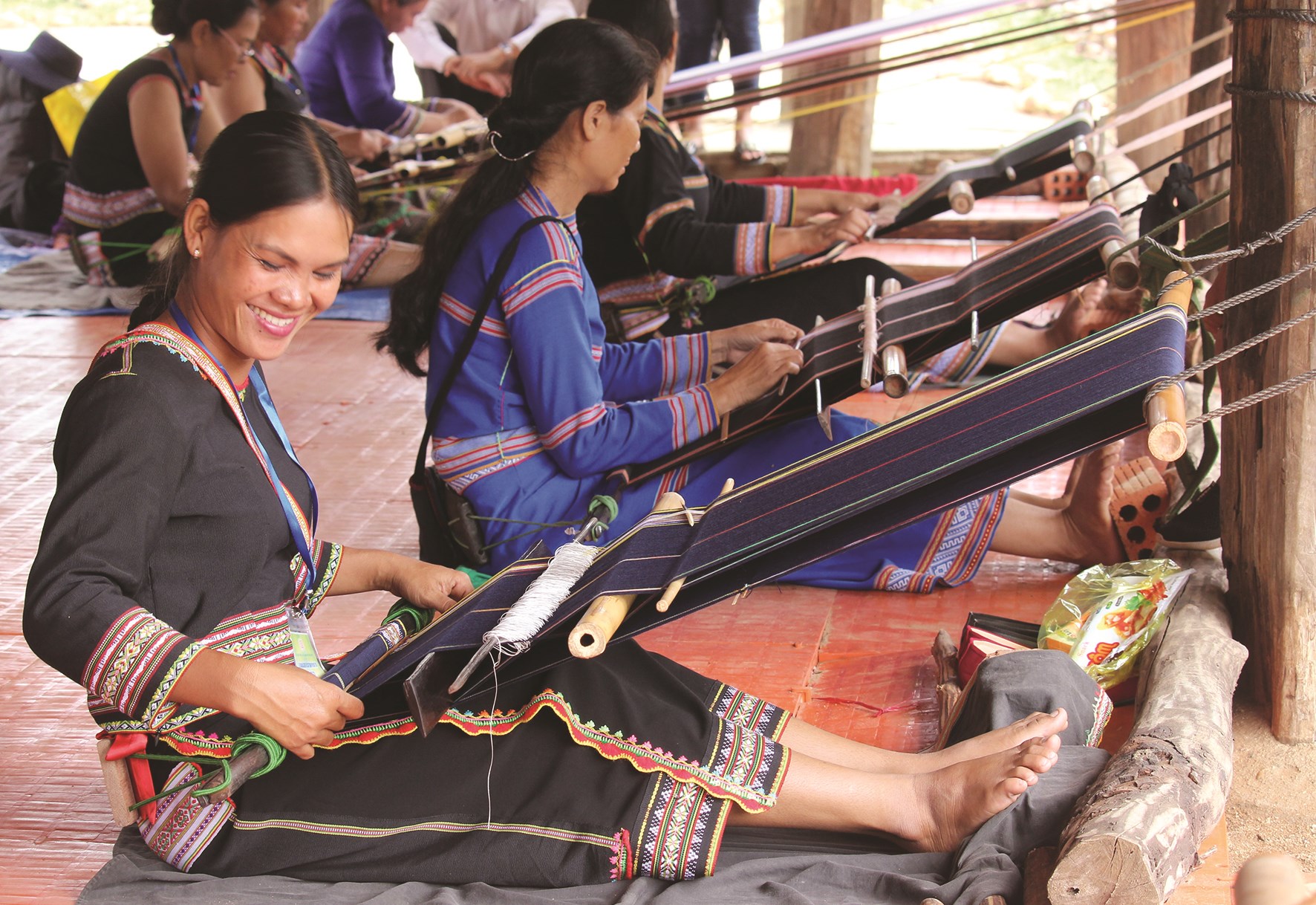 Phụ nữ dân tộc Ba Na (ở TP. Kon Tum) đang miệt mài với nghề dệt thổ cẩm truyền thống của dân tộc.