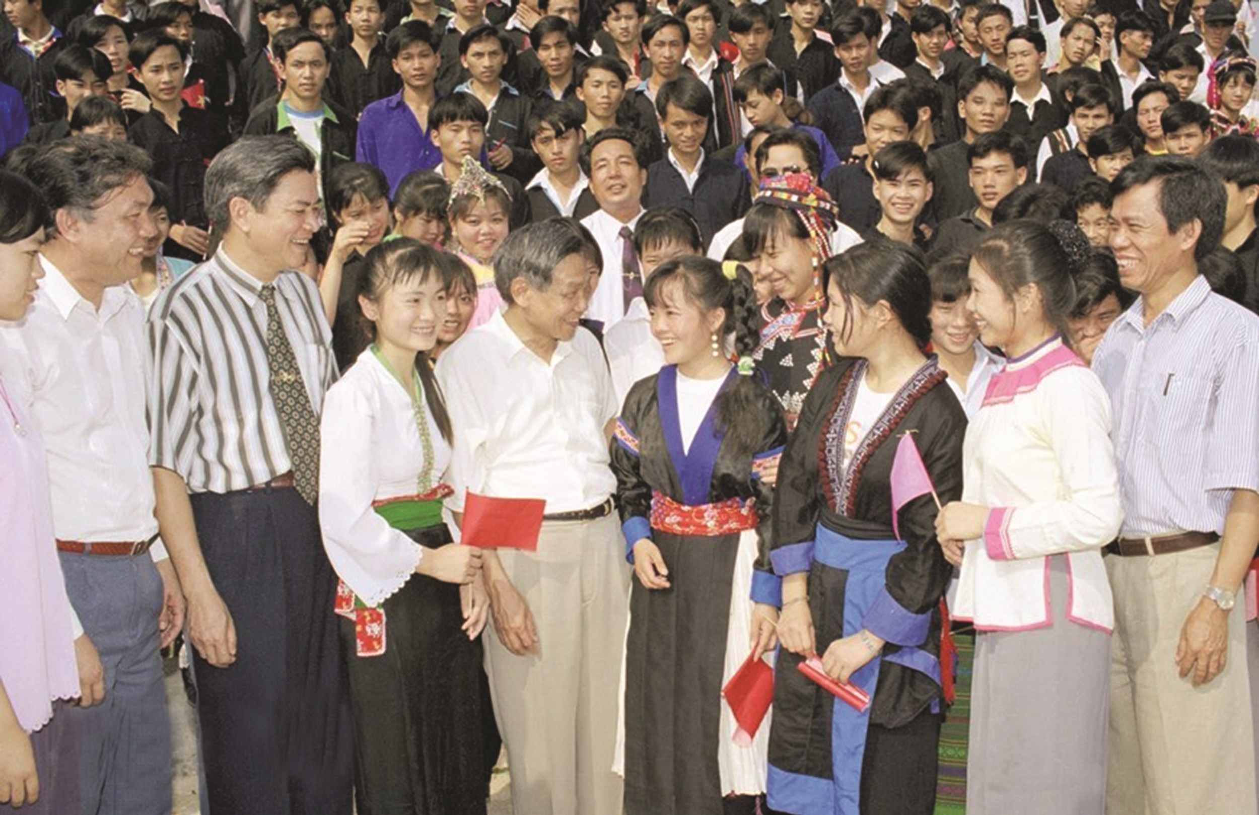 Tổng Bí thư Lê Khả Phiêu thăm học sinh, thầy cô giáo Trường PTTH Dân tộc nội trú Điện Biên Phủ nhân chuyến thăm và làm việc tại Lai Châu từ 10-11/5/1998. (Ảnh: Cao Phong/TTXVN)