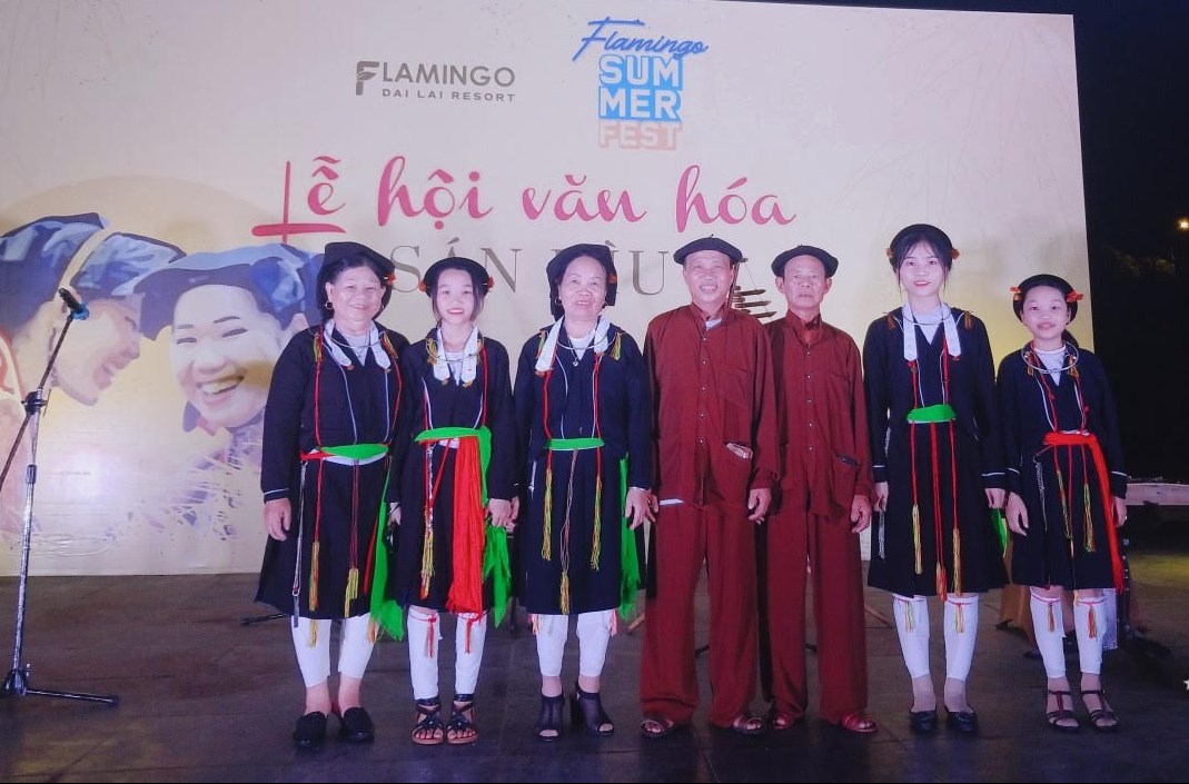 Các nghệ nhân tham gia biểu diễn hát Soọng cô tại Lễ hội văn hóa Sán Dìu