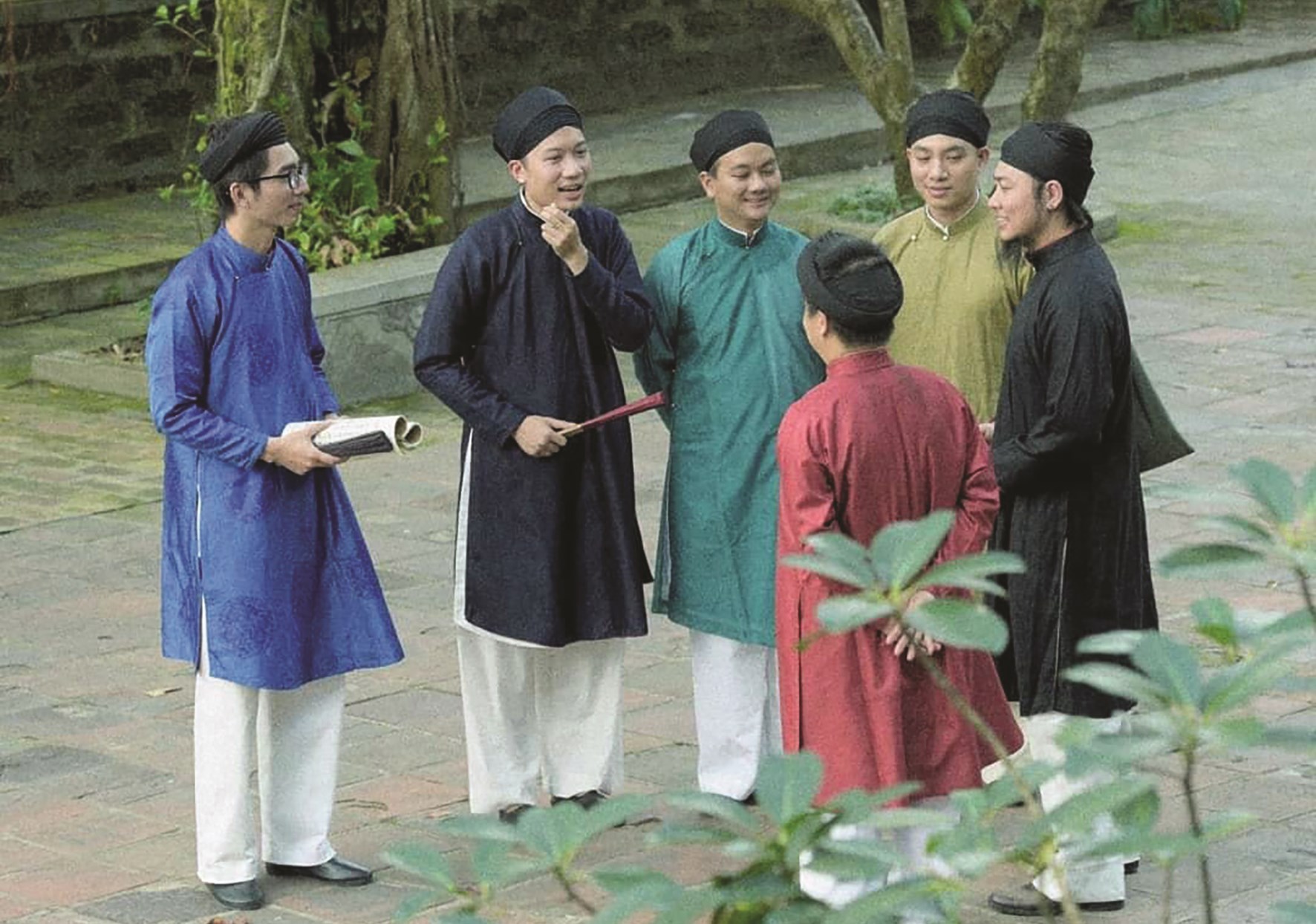 Các thành viên trong Nhóm Đình làng Việt mặc áo dài nam truyền thống. (Ảnh: Nhóm Đình làng Việt)