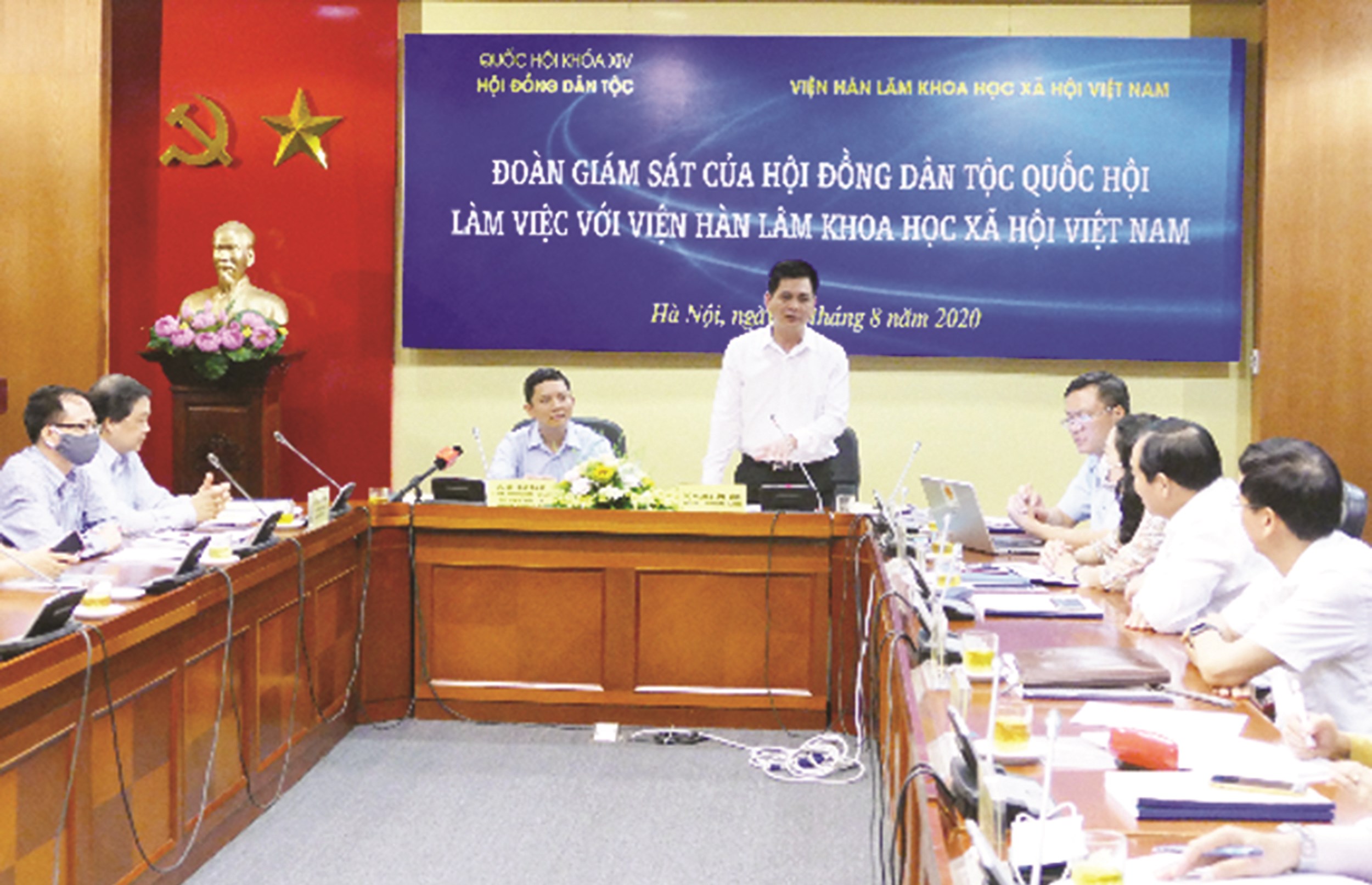 Phó Chủ tịch Hội đồng Dân tộc Nguyễn Lâm Thành phát biểu tại cuộc làm việc.