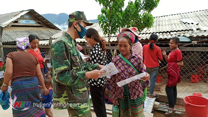 Lực lượng BĐBP tuyên truyền hướng dẫn người dân các biện pháp phòng tránh lây nhiễm dịch bệnh trong cộng đồng.