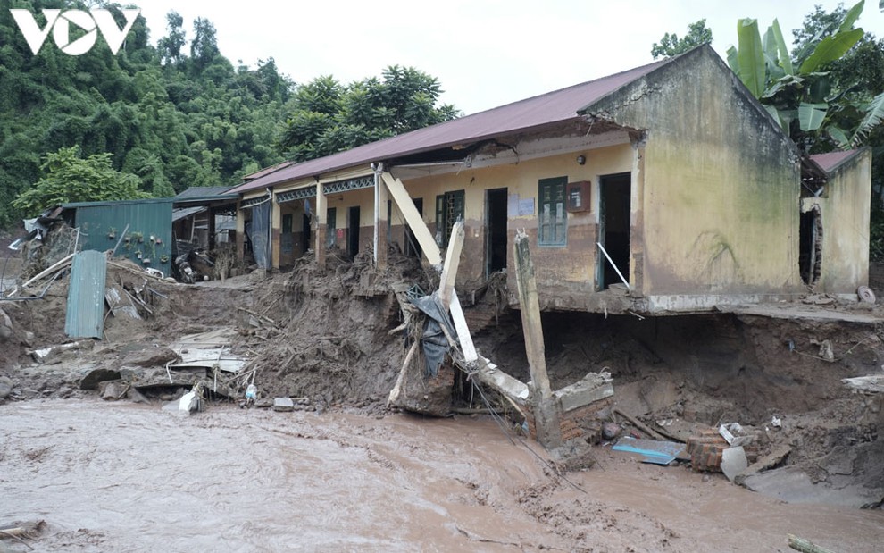 Hiện dòng nước lũ vẫn chảy siết gây nguy cơ sạt tiếp nhà công vụ của Trường Tiểu học Nậm Nhừ.