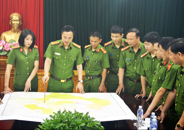 Thượng tá Mai Hoàng (người cầm thước) cùng với Tổ công tác Công an huyện Mộc Châu thảo luận phá án ma túy