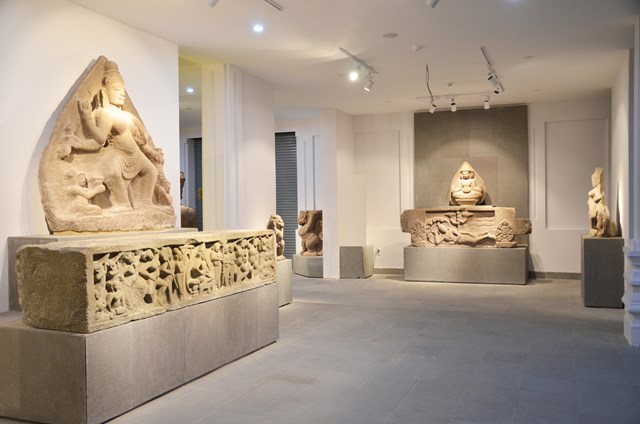 Một số hiện vật khảo cổ học của văn hóa Chăm trưng bày tại Bảo tàng Điêu khắc Chăm Đà Nẵng.