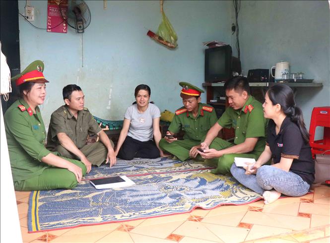 Công an chính quy và Công an viên xã Ea Kpam, huyện Cư M’Gar, tỉnh Đắk Lắk xuống thôn, buôn gặp gỡ dân để nắm tình hình an ninh trật tự. 