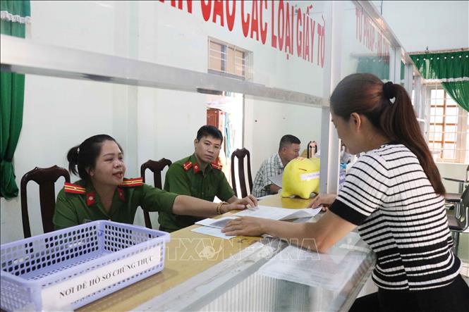 Công an chính quy xã Ea Kpam, huyện Cư M’Gar, tỉnh Đắk Lắk hỗ trợ người dân giải quyết thủ tục hành chính tại UBND xã. 