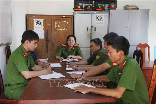 Công an chính quy và Công an viên xã Ea Kpam, huyện Cư M’Gar, tỉnh Đắk Lắk họp trao đổi thông tin tình hình an ninh trật tự trên địa bàn và bàn giải pháp, kế hoạch triển khai trong ngày. 