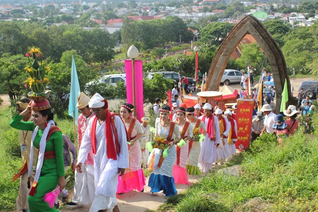 Văn hóa Chăm thể hiện đậm nét trong lễ hội Ka Tê.