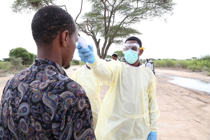 Nhân viên y tế kiểm tra thân nhiệt của người dân tại Somalia (Ảnh: UN)